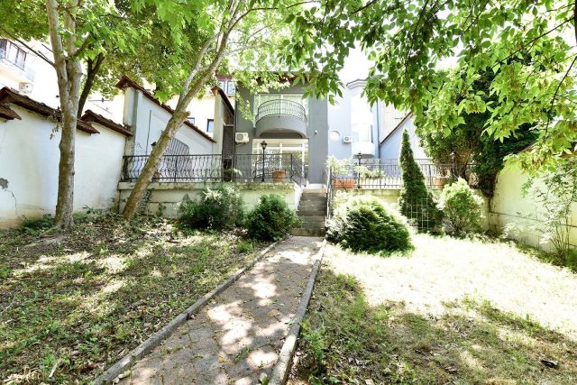Luksuzna Vila sa bastom/ Centar/ 350m2
