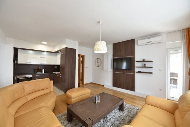 Trosoban sa garažom/ Skenderija/ 77 m2