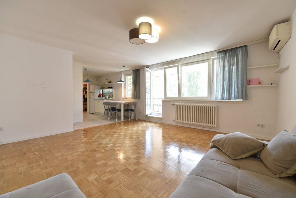 Trosoban stan na Grbavici 84m2